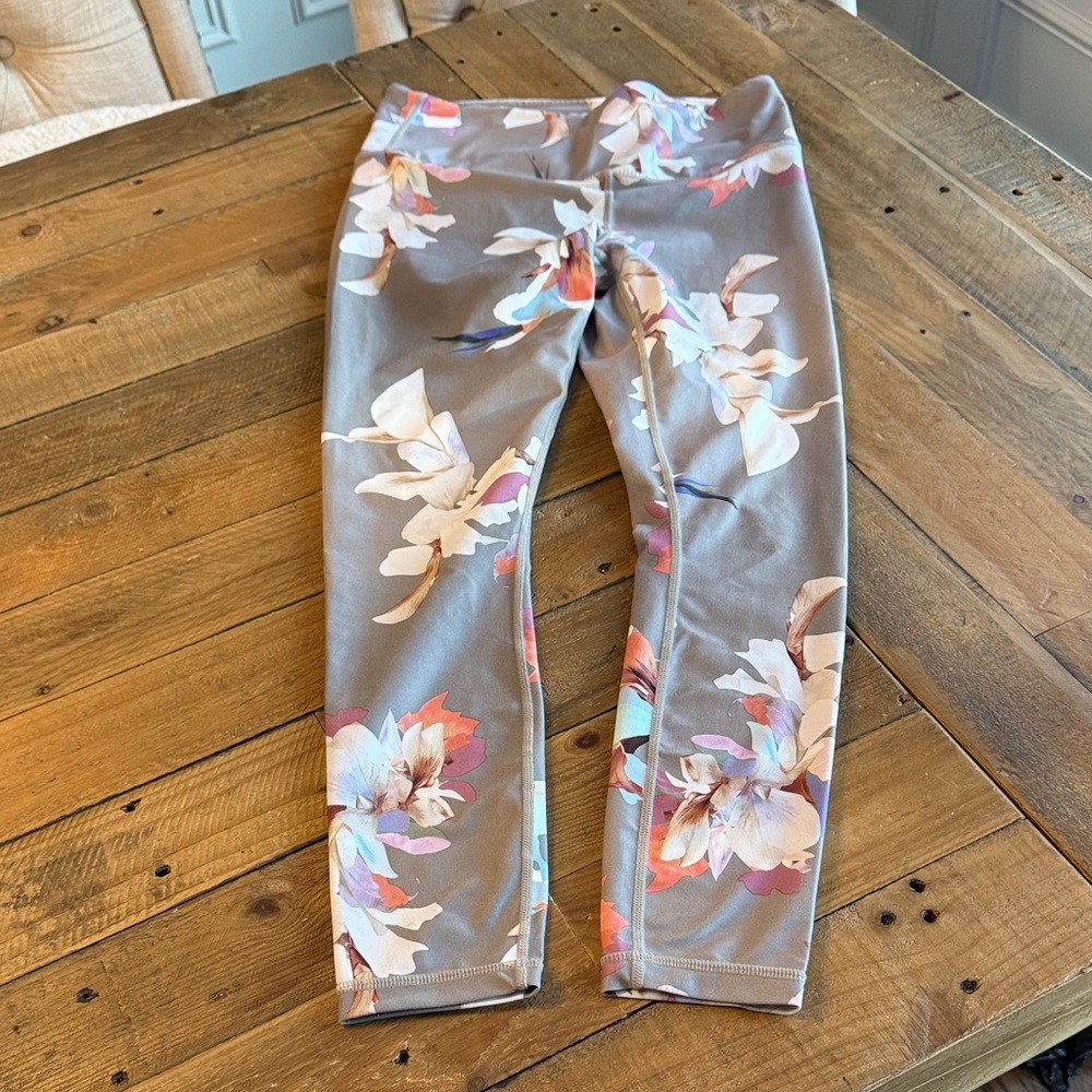 Athleta Size Small 23” Gray Floral Leggings